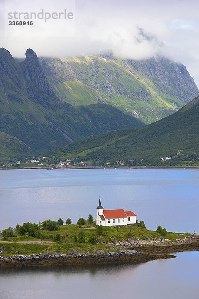 Norwegen  Skandinavien  im Norden  nördlichen Norwegen  Lofoten  Inseln  Inseln  Sildpollen  Kirche  Wasser  Gebirge  Landschaft  Reise  Urlaub  Urlaub  Tourismus