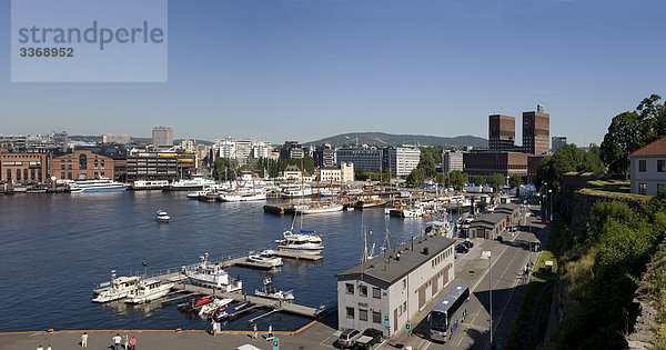 Oslo Hauptstadt bauen Hafen Urlaub Gebäude Reise Stadt Großstadt Boot Turm Norwegen Skandinavien Tourismus