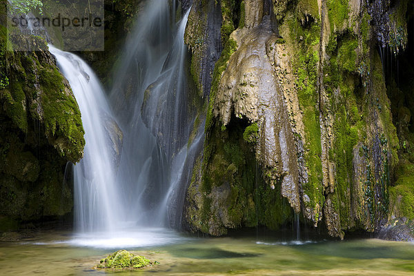 Cascade des Planches  Frankreich  Jura  Wasserfall  Rock  Klippe  Tuffstein  Kalkstein  Kalk Ablagerungen  Moos