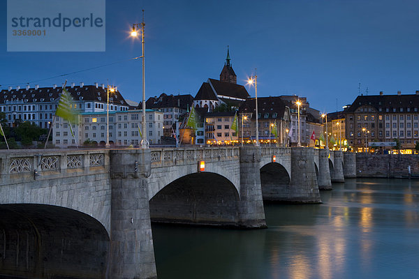 beleuchtet Wohnhaus Gebäude Stadt Großstadt Brücke fließen Fluss Prüfung Basel Abenddämmerung Schweiz Dämmerung