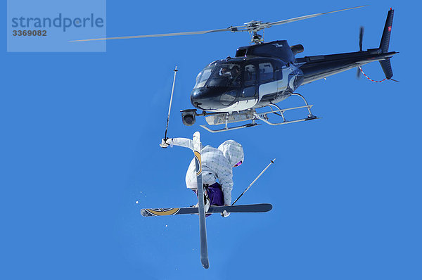 Schweiz  Wallis  Verbier  Ski  Skifahren  Skifahrer  Ski  Skistöcke  Fußböden  Sticks  Sprung  springen  Acrobat  Akrobatik  sensationelle  spektakulär  hoch  jump  Sport  mutig  Mut  Helm  Wettbewerb  Ski Akrobatik  Air  Aviation  Aeroski  Tele Heli  Schere  Zange  Hubschrauber  keine Modellfreigabe  Hubschrauber  Hubschrauber  Film-Team