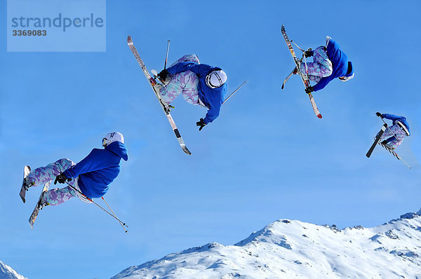 Schweiz  Wallis  Verbier  Ski  Skifahren  Skifahrer  Ski  Skistöcke  Fußböden  Sticks  Sprung  springen  Acrobat  Akrobatik  sensationelle  spektakulär  hoch  jump  Sport  mutig  Mut  Helm  Wettbewerb  Ski Akrobatik  Air  Aviation  Aeroski  Tele Heli  Schere  Zange  Hubschrauber  keine Modellfreigabe  Bilderserien