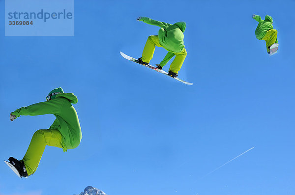 Schweiz  Wallis  Verbier  Snowboard  Snowboarden  Sprung  springen  Acrobat  Akrobatik  sensationelle  spektakulär  hoch  jump  Sport  mutig  Mut  Helm  Wettbewerb  Ski Akrobatik  Air  Aviation  Schere  Zange  keine Modellfreigabe  Bilderserien