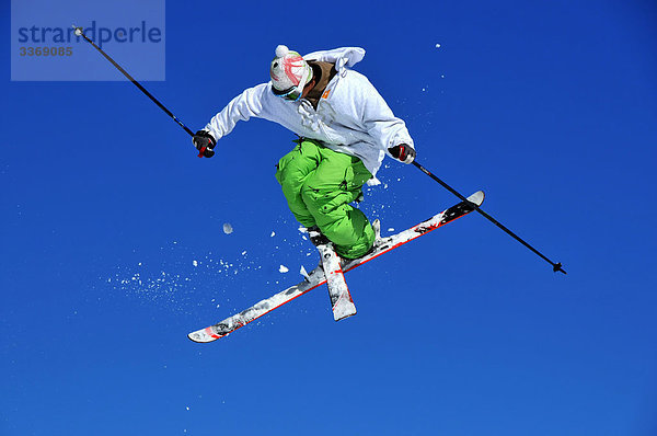 Schweiz  Wallis  Verbier  Ski  Skifahren  Skifahrer  Ski  Skistöcke  Fußböden  Sticks  Sprung  springen  Acrobat  Akrobatik  sensationelle  spektakulär  hoch  jump  Sport  mutig  Mut  Helm  Wettbewerb  Ski Akrobatik  Air  Aviation  Aeroski  Tele Heli  Schere  Zange  Hubschrauber  keine Modellfreigabe