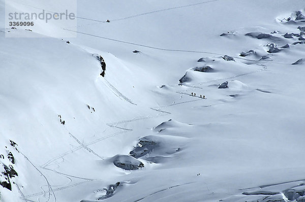 Frankreich  schlagen Savoie  Chamonix  Eis  Schnee  Gletscher  Sport  Berg  Ski  Skifahren  Blöcke von Eis  Tracks  Spuren  Kurven  Gap  Abgrund  Montblanc  Europa  Frankreich  Skitour  weiß  Winter