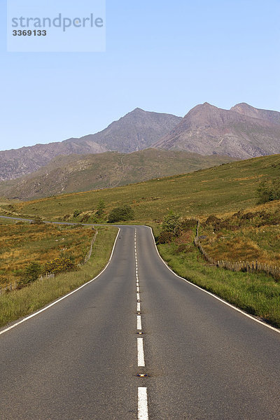 Wales  Gwynedd  Snowdonia National Park  leere Straßen mit Mount Snowdon im Hintergrund