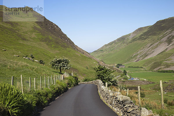 Wales  Gwynedd  leere Straßen im Snowdonia-Nationalpark