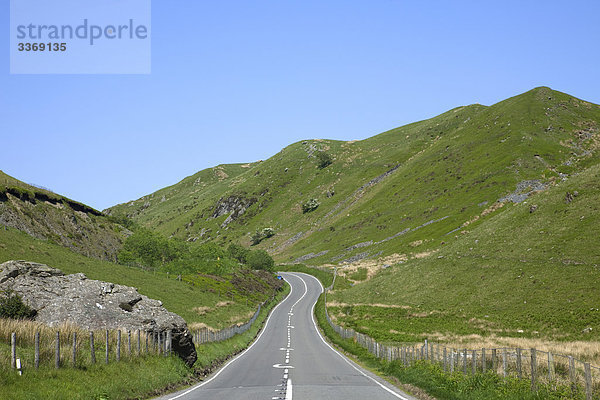 Wales  Gwynedd  Snowdonia National Park  leere Road und Bergwelt