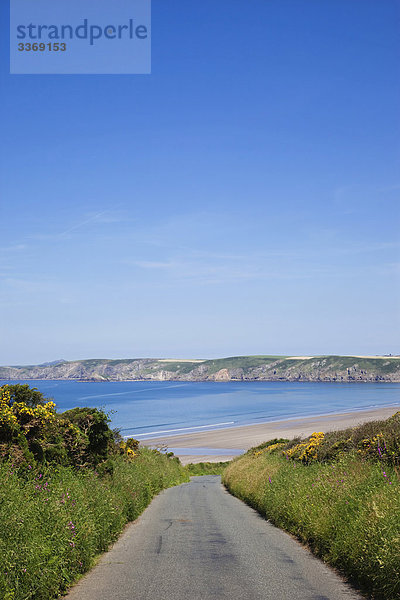 Wales  Pembrokeshire  leere Straßen und Strand auf Pembrokeshire-Coast-Nationalpark