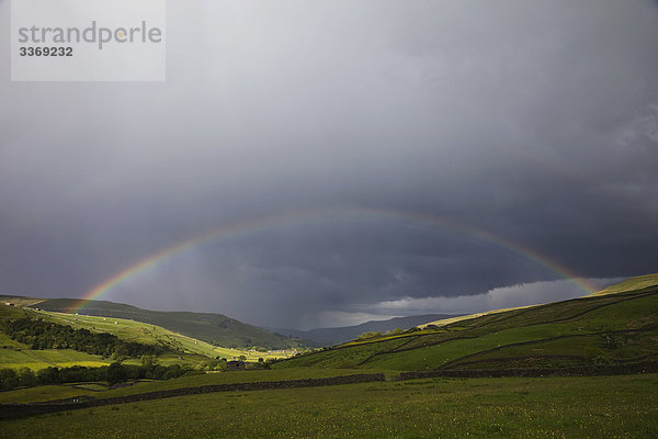 England  Yorkshire  Yorkshire Dales  Regenbogen über Swaledale