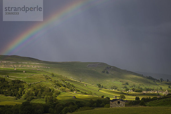 England  Yorkshire  Yorkshire Dales  Regenbogen über Swaledale