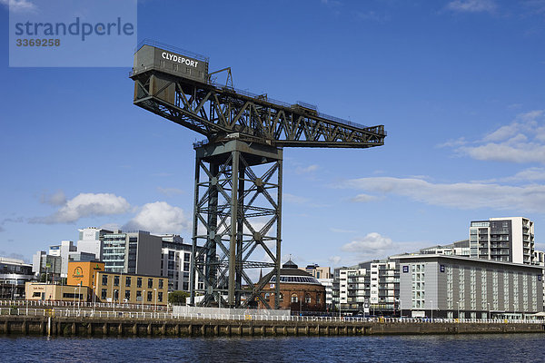 Schottland  Glasgow  Clydebank  die Finneston Crane und moderne Clydebank Skyline
