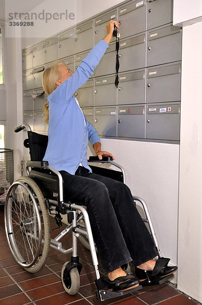 Frau Ehefrau Problem Sperre Wohnhaus Gesundheitspflege Krankheit Behinderung Senior Senioren Verletzung Rollstuhlfahrer alt