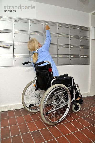 Frau Ehefrau Problem Sperre Wohnhaus Gesundheitspflege Krankheit Behinderung Senior Senioren Verletzung Rollstuhlfahrer alt