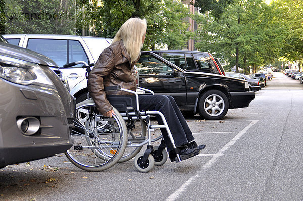 Frau  Frau  alte  Boss  senior Citizen  Rollstuhl  zu Fuß Hindernis  Hindernis  verletzt  Handicap  behindert  schwierig  Straßen  nur  Kreuz  geeignet für Behinderte  Hindernis  Pflege  Wartung  Behinderte  Verkehr zu unterstützen