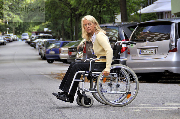Frau  Frau  alte  Boss  senior Citizen  Rollstuhl  zu Fuß Hindernis  Hindernis  verletzt  Handicap  behindert  schwierig  Straßen  nur  Kreuz  geeignet für Behinderte  Hindernis  Pflege  Wartung  Behinderte  Verkehr zu unterstützen
