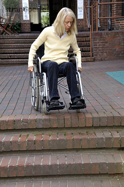 Frau  Frau  alte  Boss  senior Citizen  Rollstuhl  zu Fuß Hindernis  Hindernis  verletzt  Handicap  behindert  cross-schwierig  Treppe  unterstützen nur geeignet für Behinderte  Hindernis  Pflege  Wartung  Behinderte  Verkehr