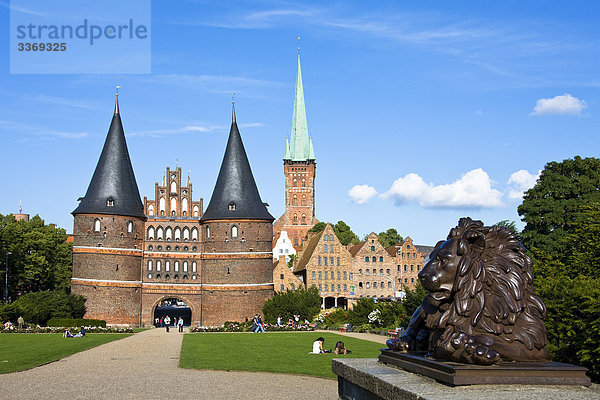 Deutschland  Lübeck  kulturelle Erbe von Welt  Holstentor  Gate  Türme  Türme  Park  Lion  Statue  Kirche  Reisen  Tourismus  Ferien  Urlaub