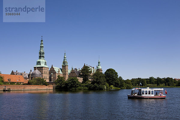 Dänemark  Hilllerod  Frederik Slot  Burg  See  Meer  Wasser springen  Boot  Reisen  Tourismus  Ferien  Urlaub