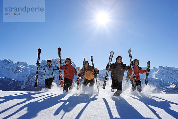 Portrait Winter Fröhlichkeit 5 gehen Menschlicher Vater jubeln schattig Mensch rennen Skisport Ski Mutter - Mensch Glück Sonne Schweiz Wintersport Zentralschweiz