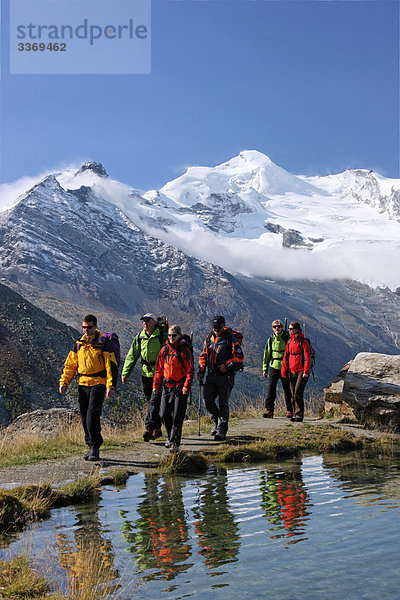 Berg gehen Mensch Eis wandern Herbst Moräne Bergsee Schweiz Kanton Wallis