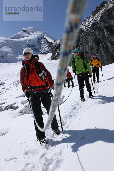 Bergsteigen Berg Winter gehen Mensch Eis wandern Alpen Moräne Schweiz Kanton Wallis