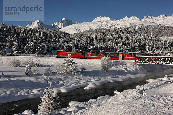 Landschaftlich schön landschaftlich reizvoll Winter Fernverkehrsstraße Brücke fließen Fluss Zug Kanton Graubünden Engadin Oberengadin Schnee Schweiz