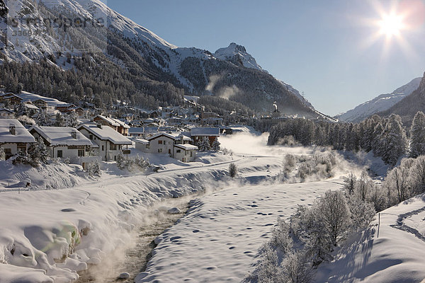 Landschaftlich schön landschaftlich reizvoll Winter fließen Fluss Kanton Graubünden Engadin Oberengadin Schnee Sonne Schweiz