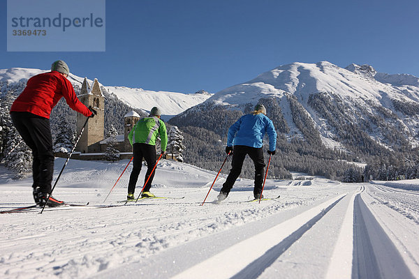 Rückansicht Mensch Menschen Menschengruppe Menschengruppen Gruppe Gruppen grün blau Skisport rot Spur 3 Kanton Graubünden Skilanglauf Engadin Oberengadin Schweiz Wintersport