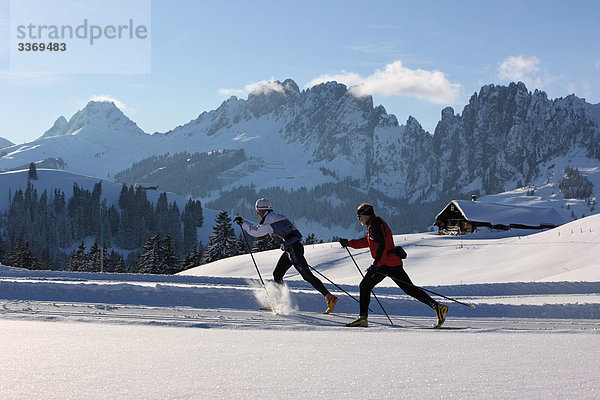 Wintersport Berg Winter Sport Mensch Skisport zwei Personen 2 Kanton Bern Skilanglauf Schnee Schweiz