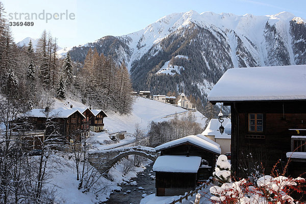 Landschaftlich schön landschaftlich reizvoll Hütte Winter Wohnhaus Gebäude Dorf Schnee Schweiz Kanton Wallis