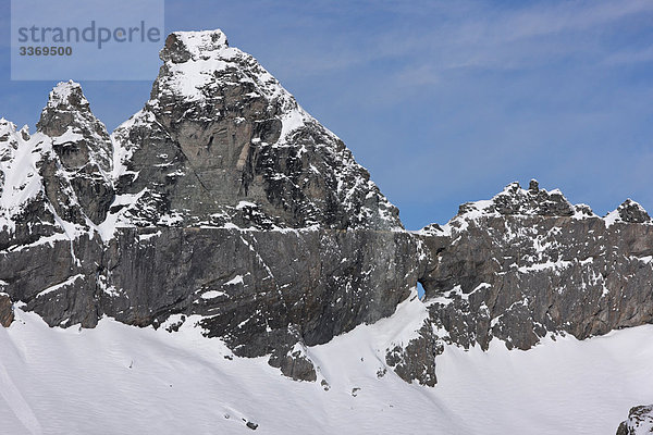 Landschaftlich schön landschaftlich reizvoll Berg Winter Berggipfel Gipfel Spitze Spitzen Alpen zeigen Kanton Graubünden Schnee Schweiz