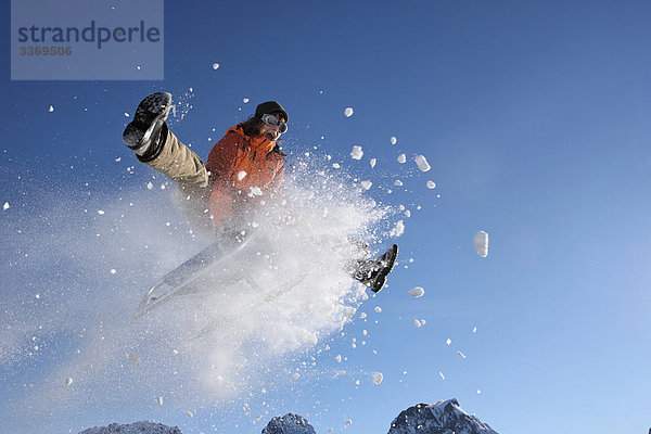 Jugendlicher Winter Fröhlichkeit Kind Mensch springen Schlitten Kanton Bern Schnee Schweiz Wintersport