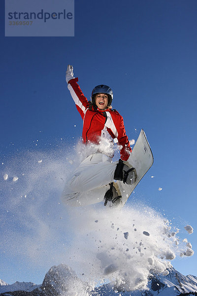 blauer Himmel wolkenloser Himmel wolkenlos Portrait Frau Winter Snowboard Snowboarding Mensch springen Himmel Kanton Bern Spaß Helm Scherz Schnee Schweiz Wintersport