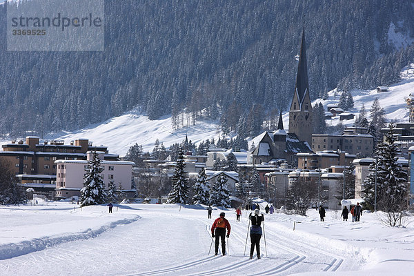 Winter Mensch Kirche Skisport Kanton Graubünden Skilanglauf Davos Platz Schnee Schweiz Wintersport