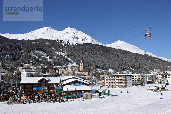 Winter Mensch Tourist Gondel Gondola Kanton Graubünden Schotterstrasse Davos Schnee Schweiz Wintersport