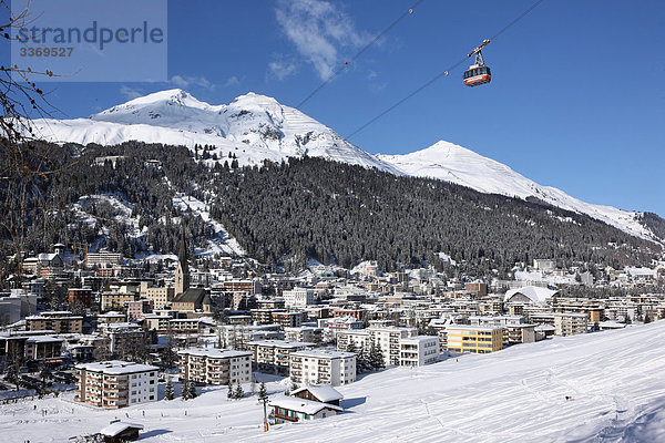 Landschaftlich schön landschaftlich reizvoll Winter Mensch Tourist Gondel Gondola Kanton Graubünden Schotterstrasse Davos Schnee Schweiz