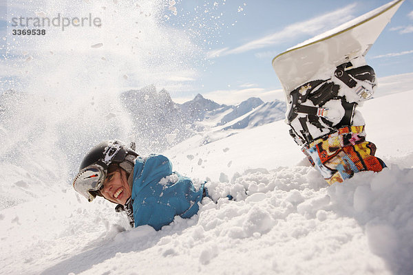 Portrait Frau Berg Winter Snowboard Snowboarding lächeln begraben sehen blicken Kanton Graubünden Spaß Scherz Schnee Schweiz Wintersport