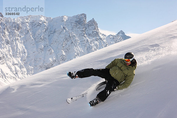sitzend Berg Winter Mann Mensch schnitzen Skisport Ski Kanton Graubünden Schnee Schweiz Wintersport