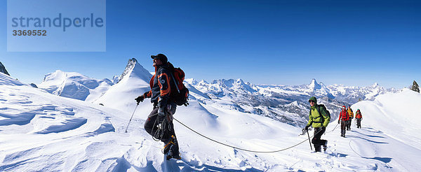 Panorama Landschaftlich schön landschaftlich reizvoll Berg gehen Seil Tau Strick Mensch wandern Bergwandern klettern Schweiz Kanton Wallis