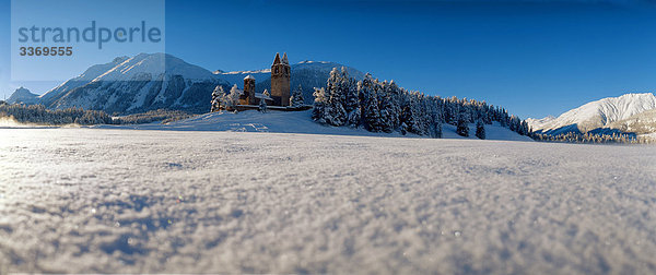 Landschaftlich schön landschaftlich reizvoll Berg Winter Kirche Kanton Graubünden Schnee Schweiz