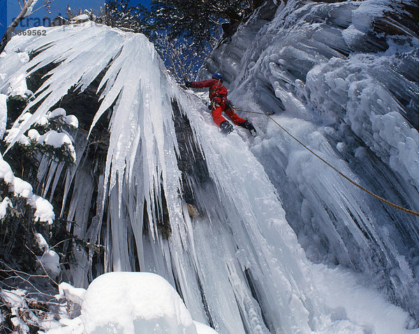 Schweiz  Wintersport  Eis Eisklettern  Klettern  Winter  Eis  Person  Sport  Eiszapfen  Wasserfall  erstarrte  Mann