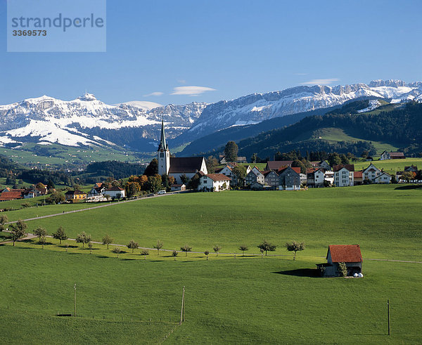 Landschaftlich schön landschaftlich reizvoll Berg Stein Kirche Dorf Wiese Platz Schweiz