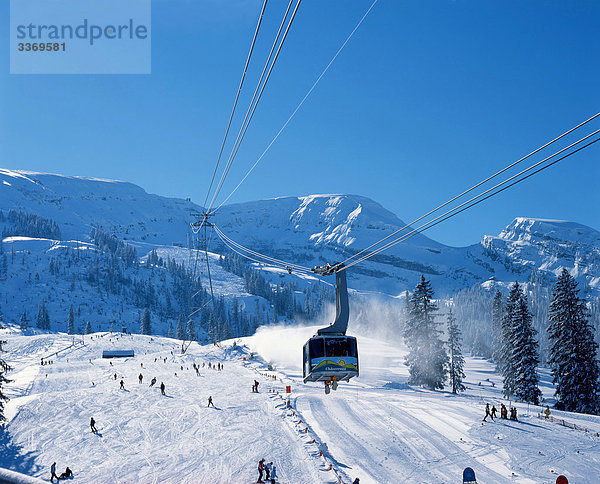 Landschaftlich schön landschaftlich reizvoll Rollbahn Berg Skifahrer Mensch Skisport Schotterstrasse Schnee Schweiz Wintersport