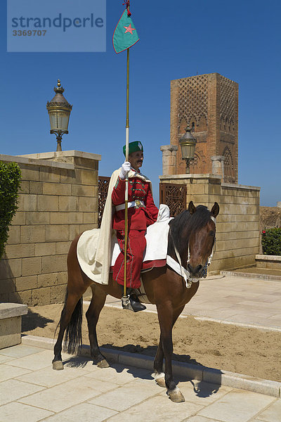 Schutz auf dem Pferd am Mohamed V Mausoleum  Rabat  Marokko