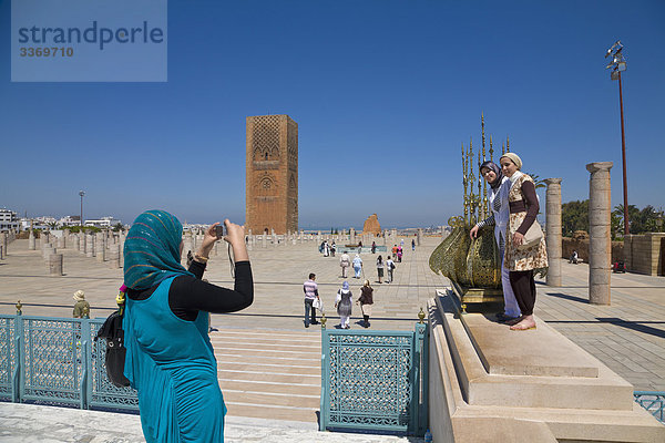 Marokkanischen Mädchen aufnehmen von Bildern auf der Hassan-Turm  Rabat  Marokko