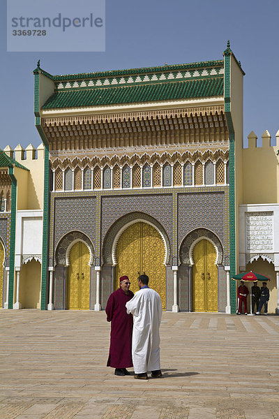 Zwei Männer im Gespräch vor Royal Palace Toren  Fez  Marokko