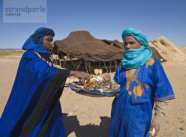 Touareg Männer verkaufen Souvenirs  Marokko