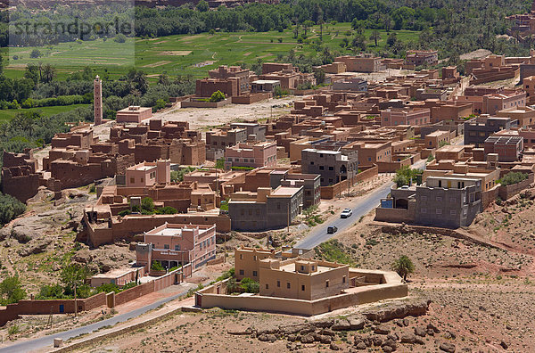 Berg Gebäude Landwirtschaft niemand Tal Stadt Querformat Dorf Feld Kasbah Marokko Schlamm