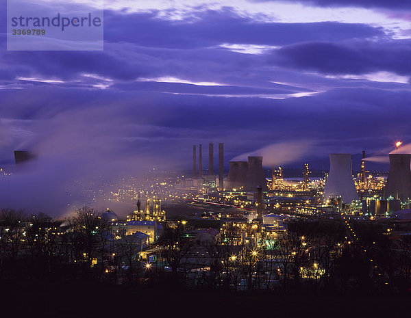 Kühlturm Abend Nacht Europäische Union EU Industrie britisch Großbritannien schmutzig Rauch niemand Querformat Produktion Komplexität Abgas Treibhausgas Abenddämmerung Stärke Raffinerie Schottland